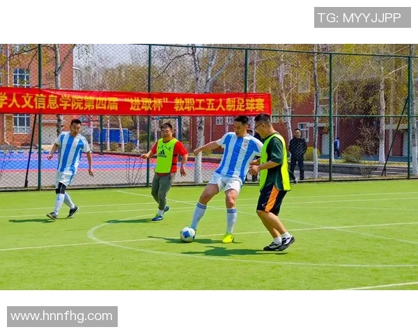 足球巨星同框合影 展现顶级球技与默契瞬间的精彩画面