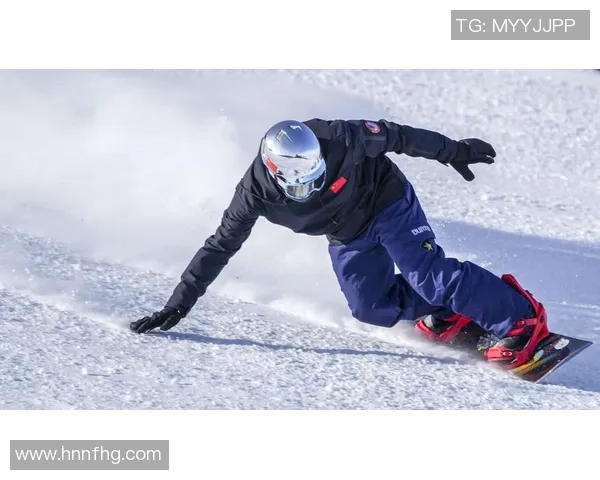 足球球星挑战极限花式技艺 展现惊人脚下功夫与创意表现