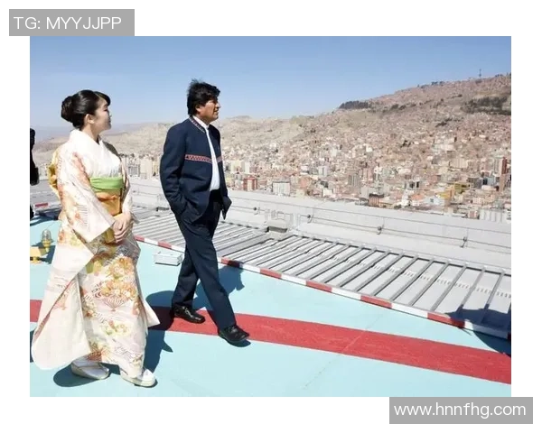 足球场上球星与女性同框瞬间 展现魅力与风采的完美合影