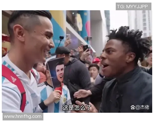 足球巨星化身平凡路人街头日常瞬间引发热议